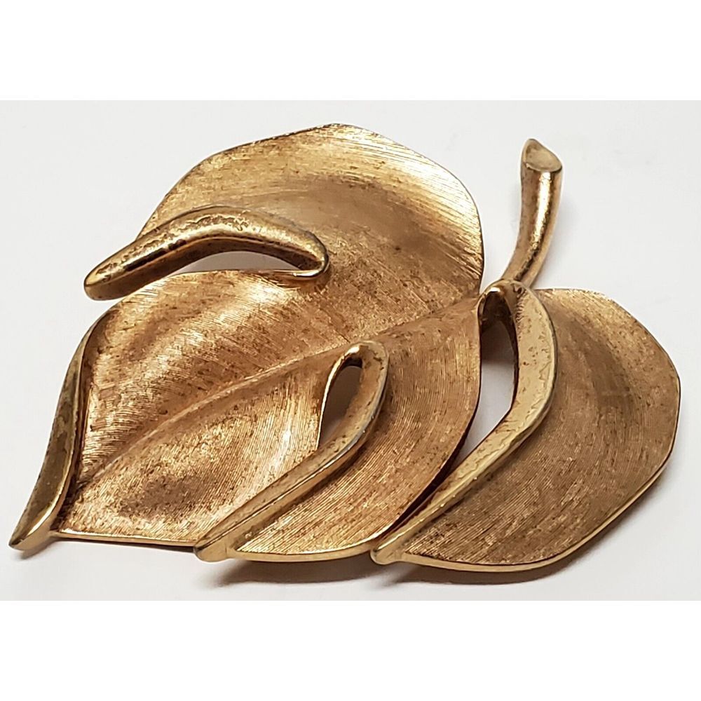 VTG Crown Trifari Signed Brooch Fashion Gold Tone Leaf Pin Brushed/ Shiny Finish